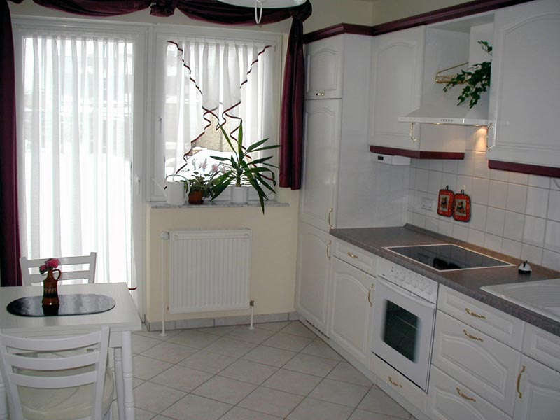 K�che mit Fenster zur Terasse