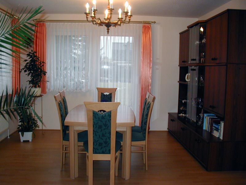 Speisezimmer mit T�r zur Terasse